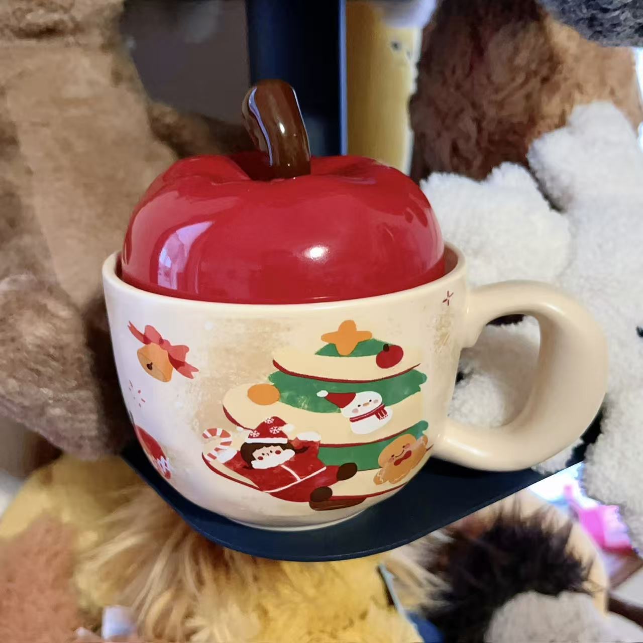 Christmas ceramic mugs with red apple lid showing gingerbread man and girl playing piano designs, 420ML