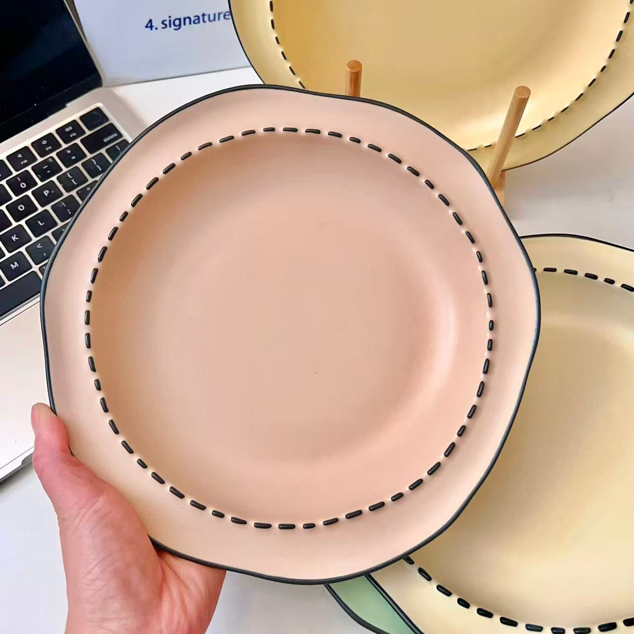 Four macaron color ceramic plates: off-white, yellow, matcha green, pink with manga style black rim