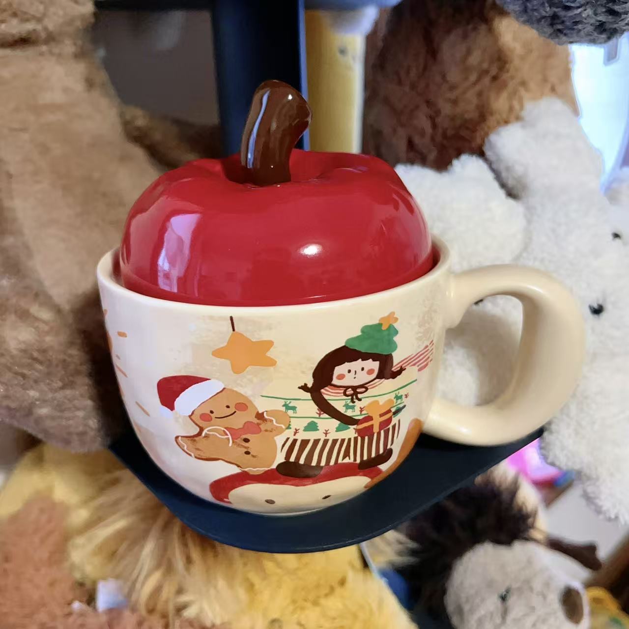 Christmas ceramic mugs with red apple lid showing gingerbread man and girl playing piano designs, 420ML