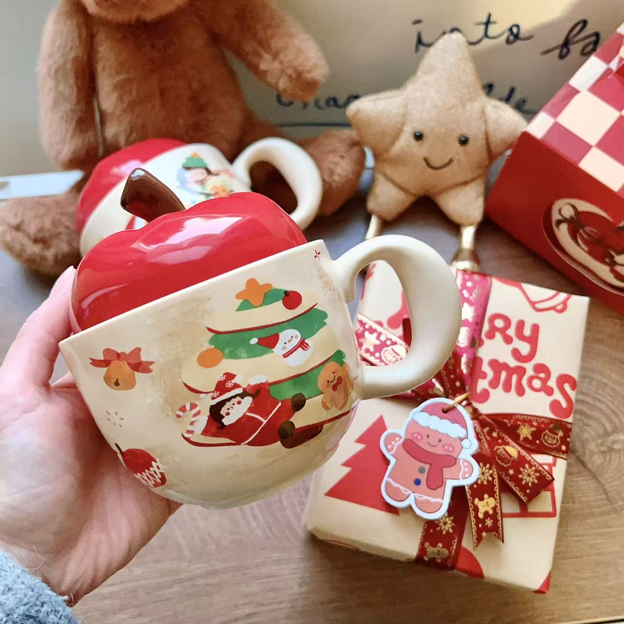 Christmas ceramic mugs with red apple lid showing gingerbread man and girl playing piano designs, 420ML