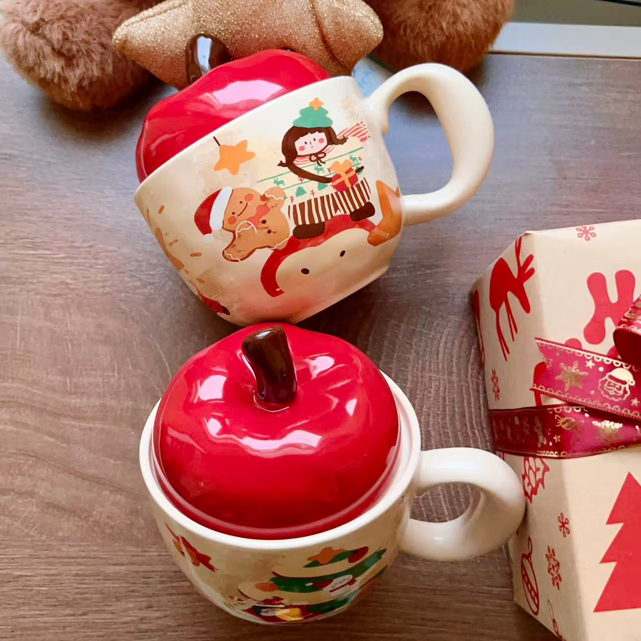 Christmas ceramic mugs with red apple lid showing gingerbread man and girl playing piano designs, 420ML