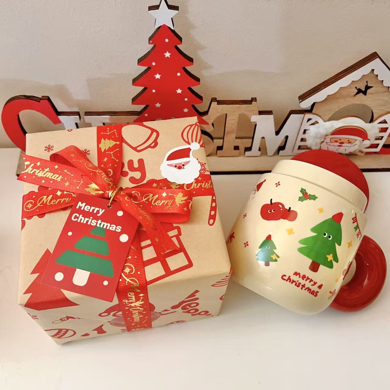 Christmas ceramic mugs with red lids showing Santa and Christmas tree designs, 500ML with gift box