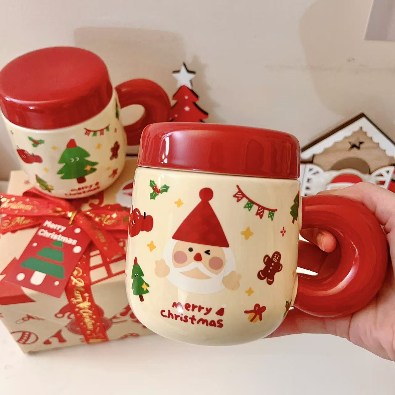 Christmas ceramic mugs with red lids showing Santa and Christmas tree designs, 500ML with gift box