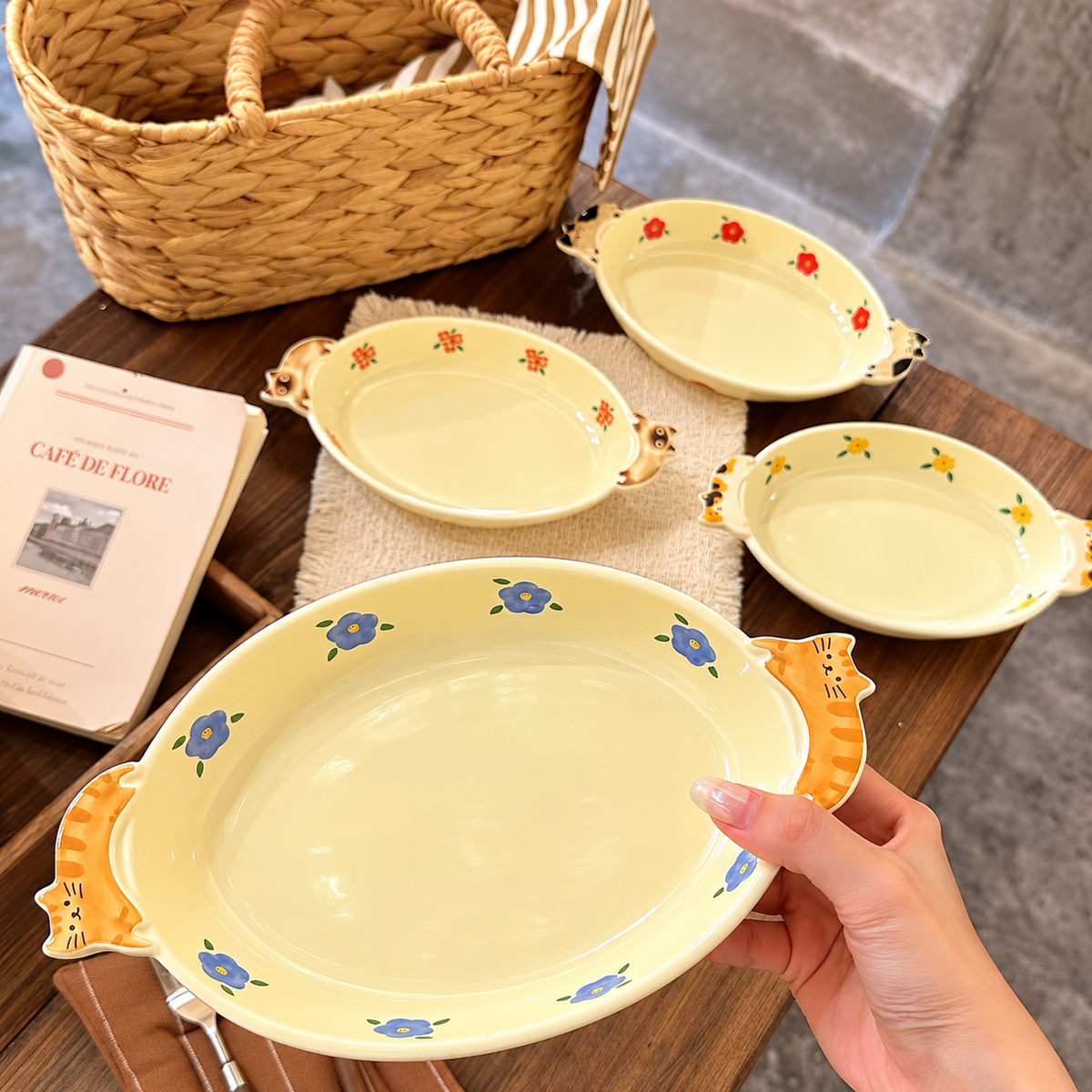 Cats & Flowers Ceramic Oval Dessert Plate with Handles, 8-Inch