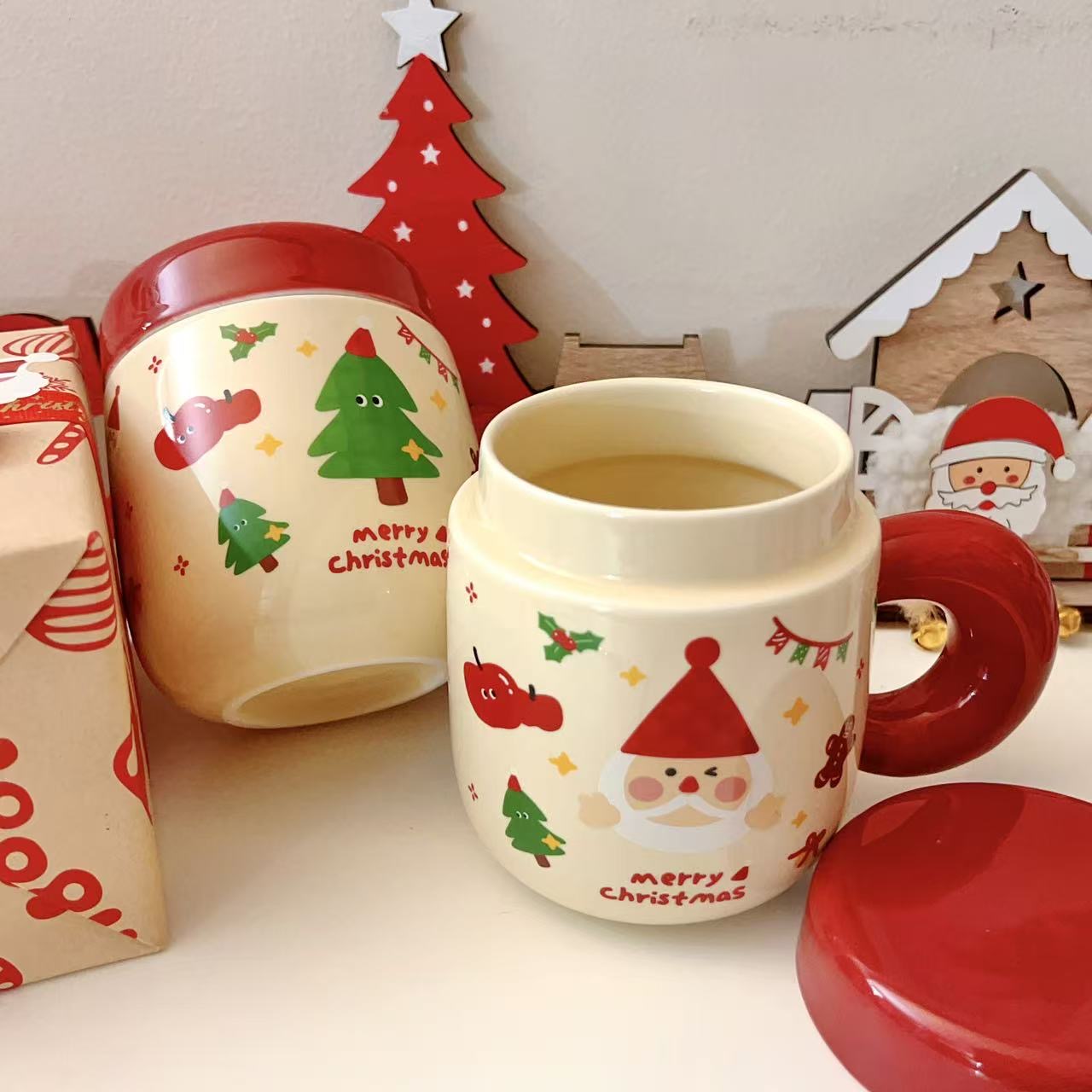 Christmas ceramic mugs with red lids showing Santa and Christmas tree designs, 500ML with gift box