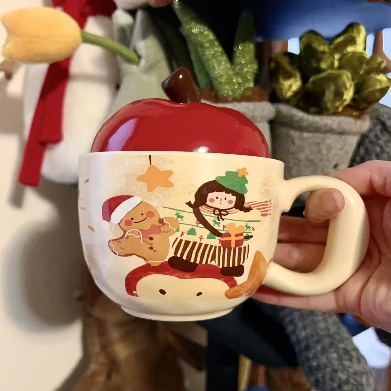 Christmas ceramic mugs with red apple lid showing gingerbread man and girl playing piano designs, 420ML